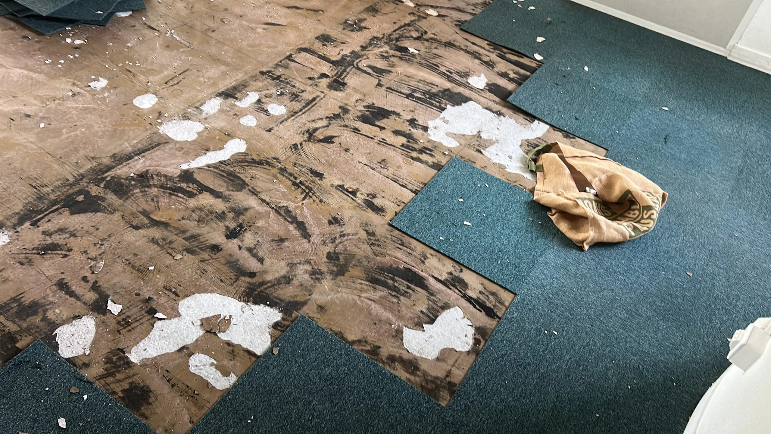 Dalles de moquette retirées progressivement dans les locaux d’une agence d’intérim.