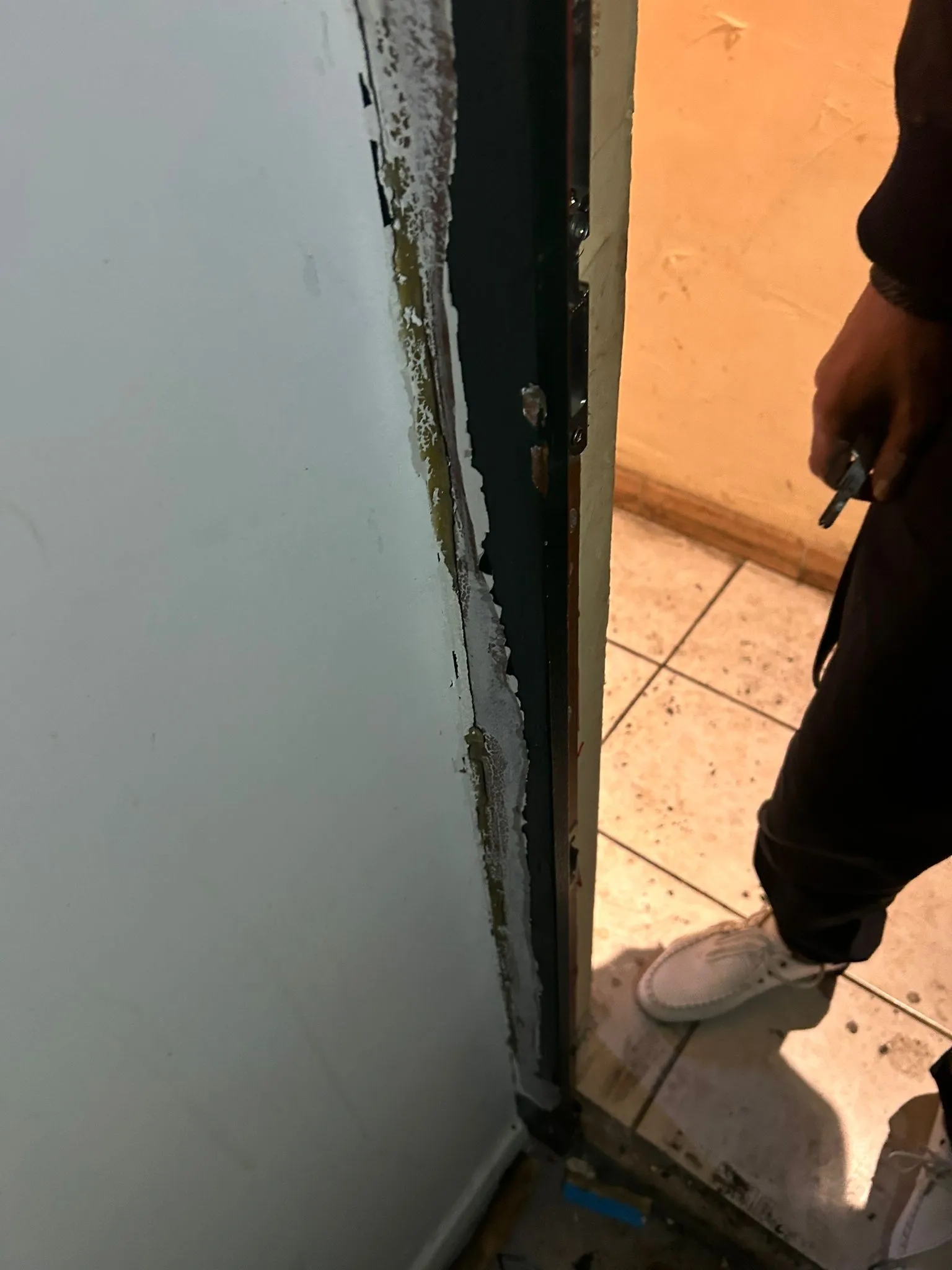 Montant de porte dégagé le long du mur avant sa reprise.