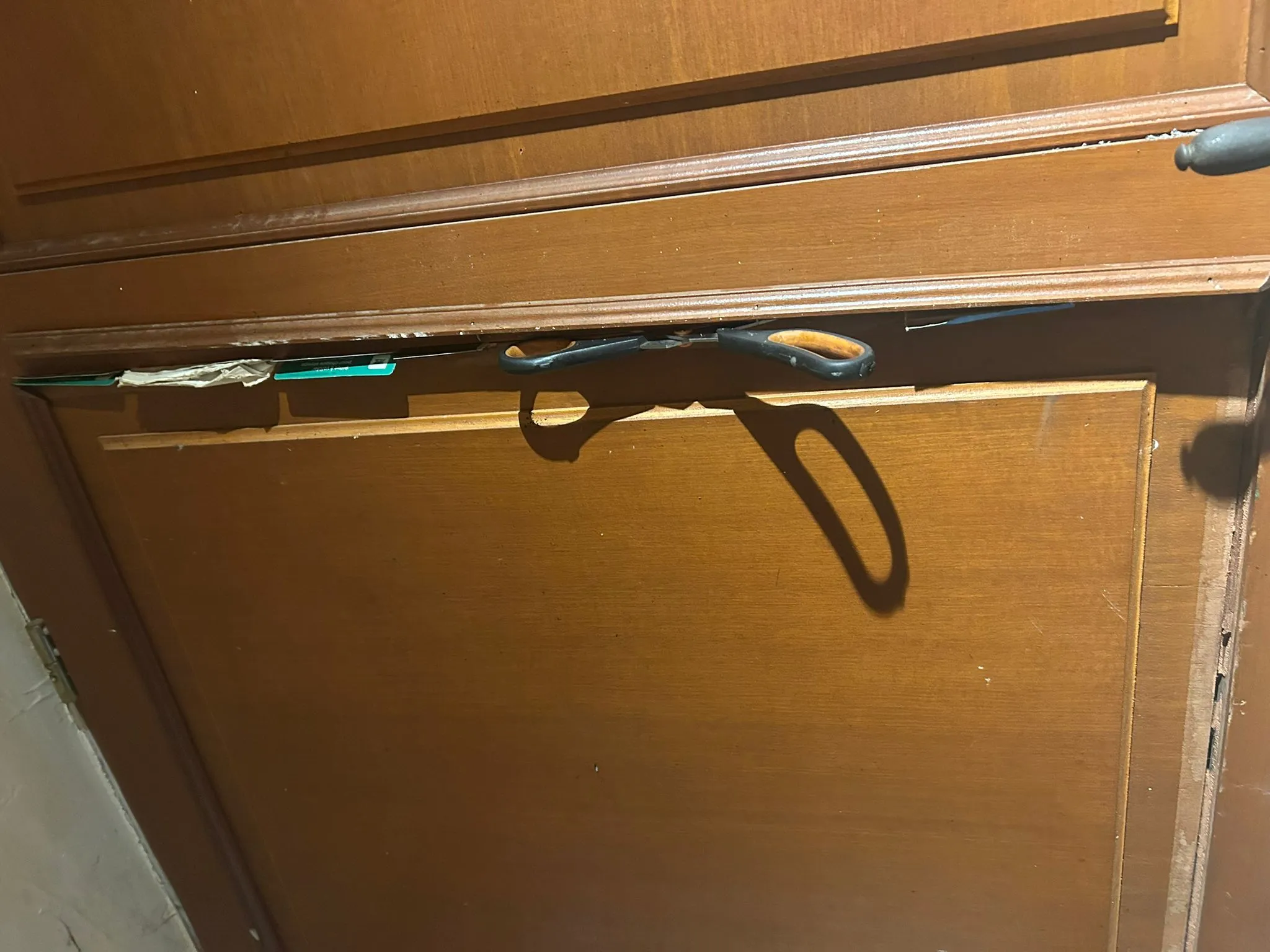 Parcloses en bois posées sur une porte pour leur ajustement sur mesure.