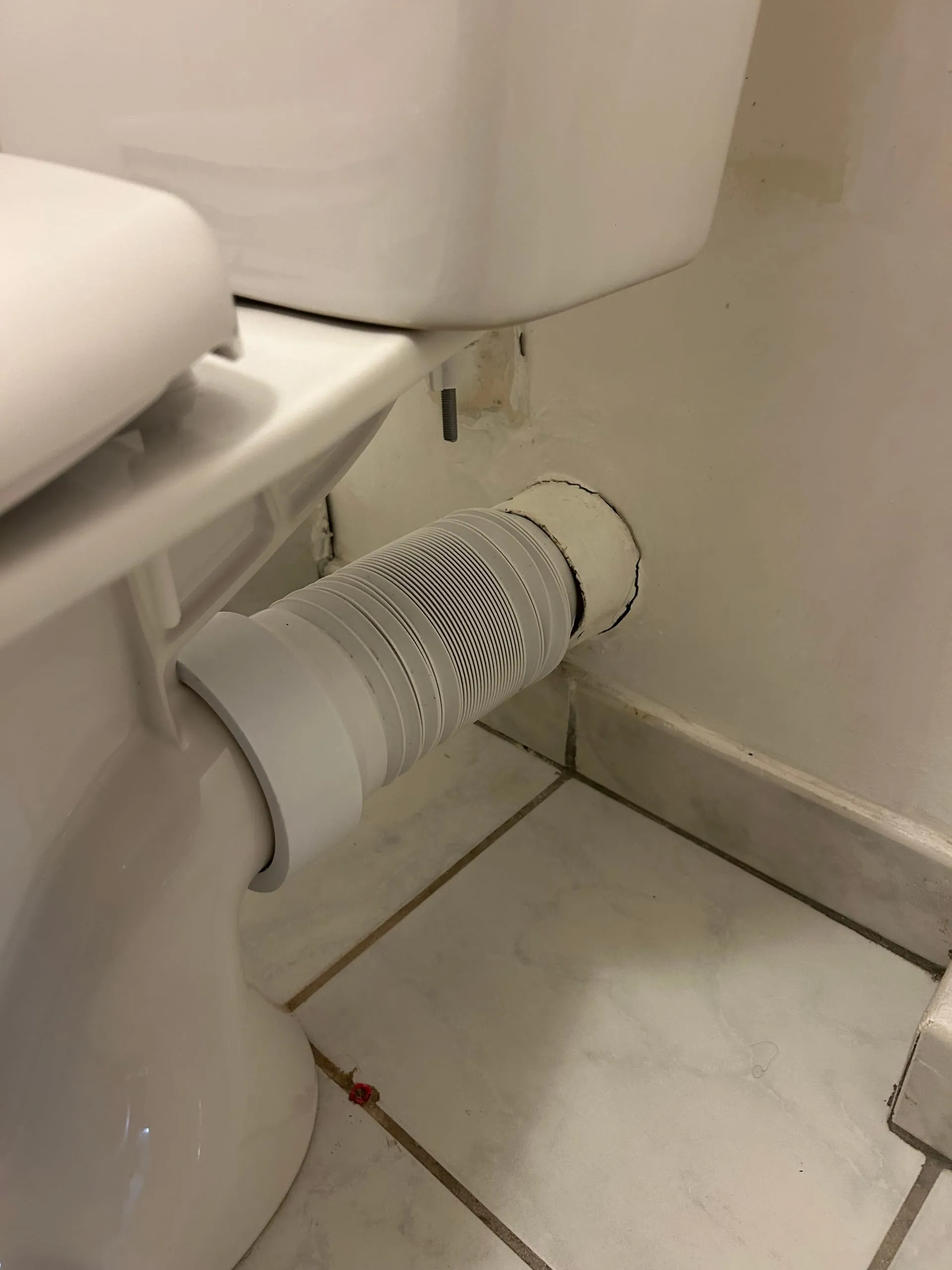 Nouvelle pipe d’évacuation raccordée entre la cuvette du WC et la sortie murale.