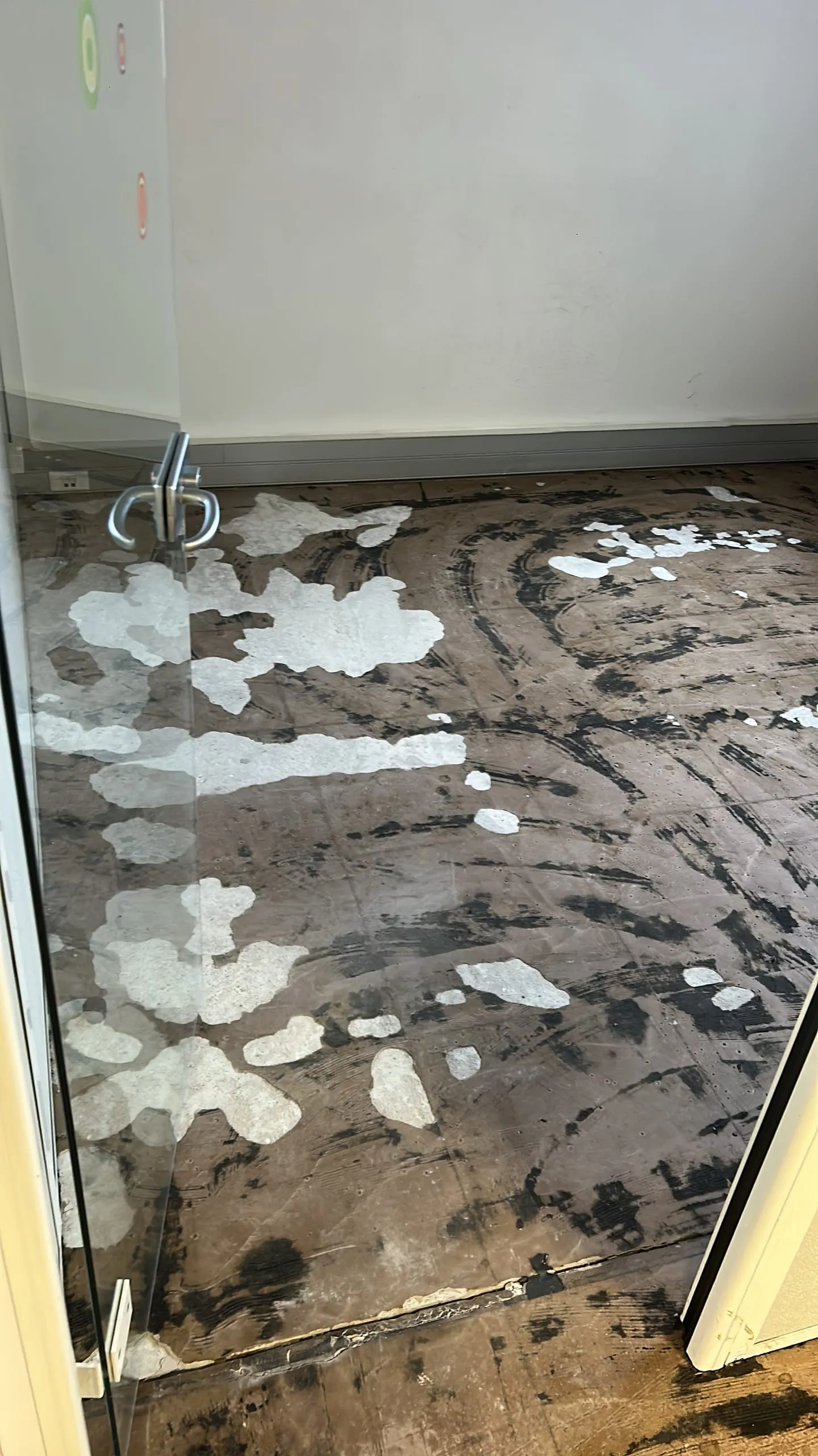 Support de sol en cours de préparation près d’une cloison vitrée.